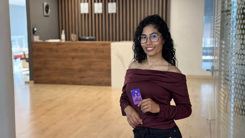 Antes eran las empresas quienes debían escoger el comercio y el tipo de ropa de trabajo que se debía dar a los equipos. Con la Tarjeta Vestuario de Peoplepass, esto cambia. Ahora, tu equipo de trabajo decide dónde comprar. También decide qué tipo de prendas quiere para su trabajo.