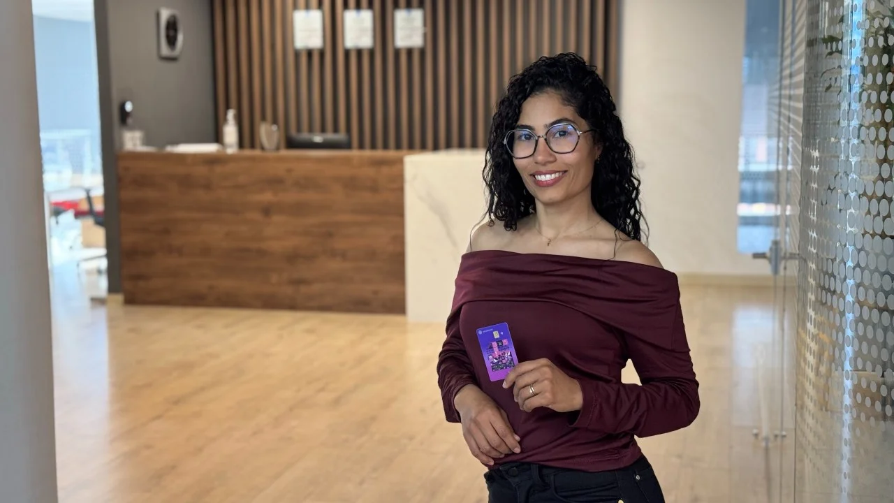 Antes eran las empresas quienes debían escoger el comercio y el tipo de ropa de trabajo que se debía dar a los equipos. Con la Tarjeta Vestuario de Peoplepass, esto cambia. Ahora, tu equipo de trabajo decide dónde comprar. También decide qué tipo de prendas quiere para su trabajo.
