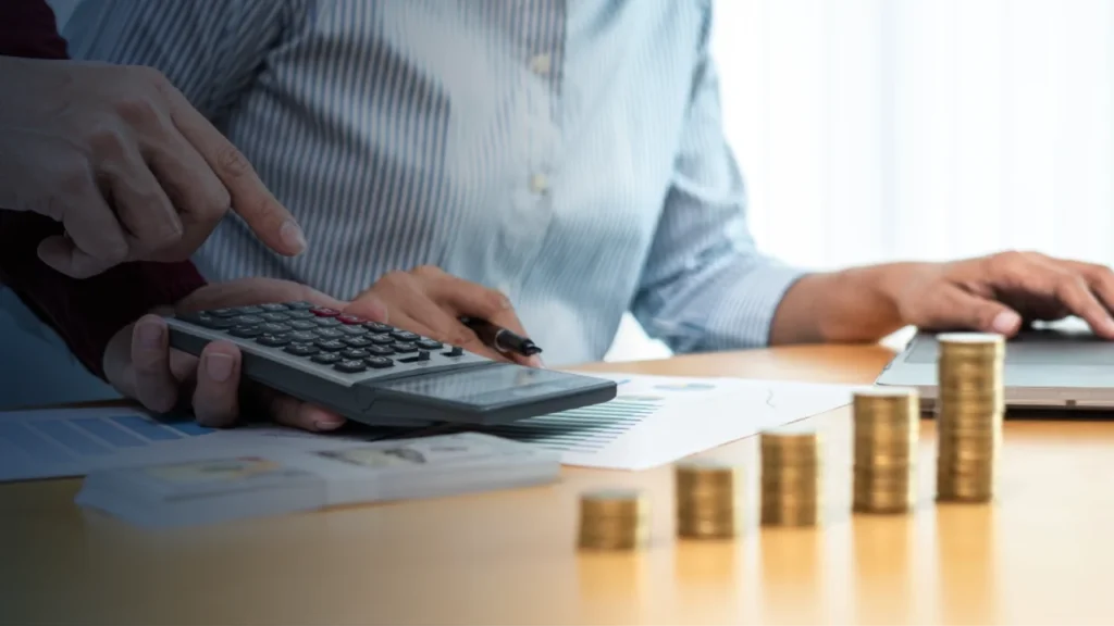Te explicamos, en palabras simples, cómo las empresas en Colombia pueden pagar menos cargas laborales de forma legal usando beneficios para sus empleados.