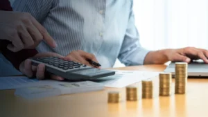 Te explicamos, en palabras simples, cómo las empresas en Colombia pueden pagar menos cargas laborales de forma legal usando beneficios para sus empleados.